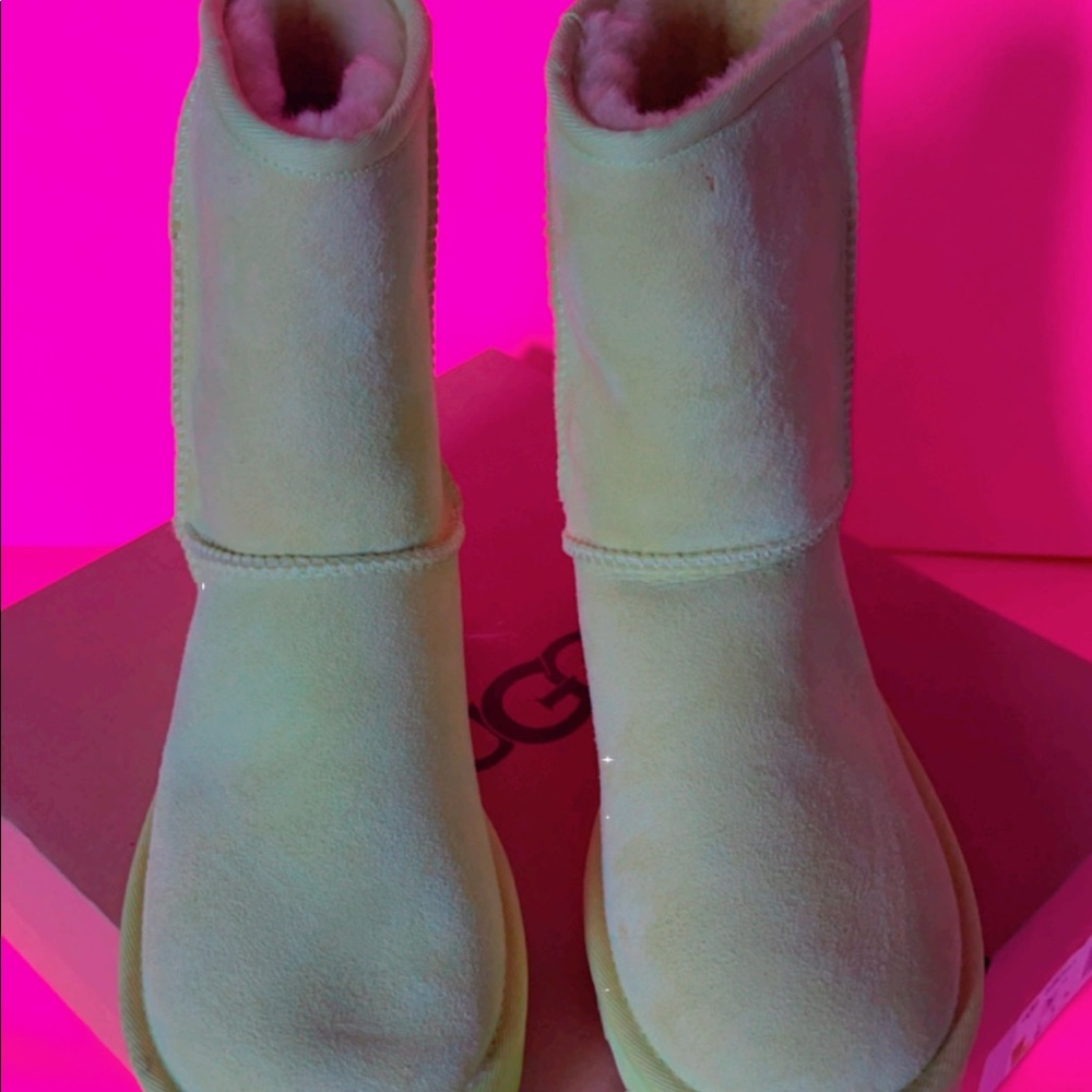 Ugg’s Neon - Picture 2 of 9